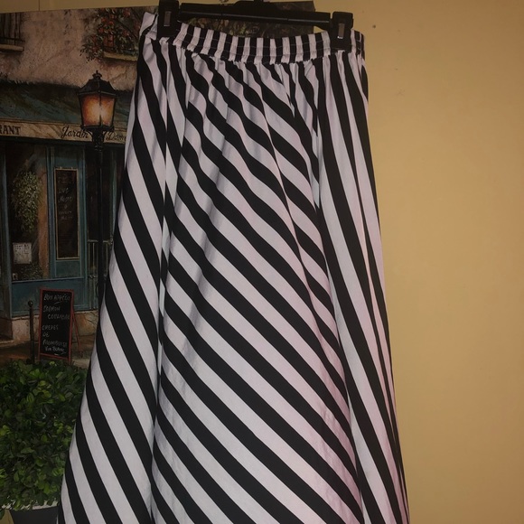 Black & white striped skirt - Picture 2 of 4